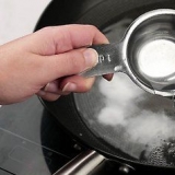 Smeer 'n kleefvrye pan weer