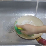 Maak 'n pan skoon met 'n kleefvrye laag