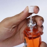 Hervul 'n reisbottel met parfuum