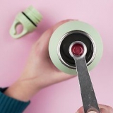 Hoe om 'n vlekvrye staal waterbottel skoon te maak