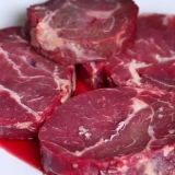 Een steak gerooster in die oond