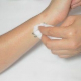 Versteek 'n tatoeëermerk met grimering