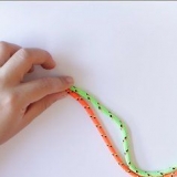 Maak 'n vierkantige knoop met scoubidou-draad