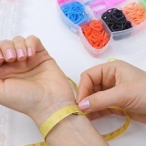 Maak 'n visgraatarmband van rainbow loom-elastiese bande