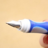 Met behulp van 'n vulpen