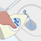 Ontblokkeer 'n toilet sonder 'n suier
