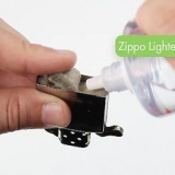 Maak 'n zippo-aansteker oop en steek dit aan