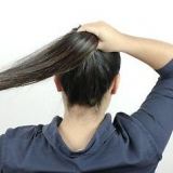 Hoe om eenvoudige en oulike haarstyle te maak