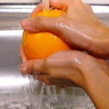 Etheriese olie extraheren van fruitschillen