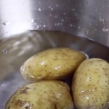 Maak franse patat in 'n diepbraaier