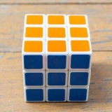 Maak koel patrone op 'n rubik se kubus