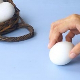 Hou gekookte en ongekookte eiers uitmekaar