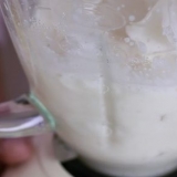 Maak roomys met melk in 'n blender