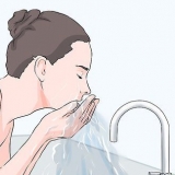 Afskilfer, stoom en behandel jou gesig met gesigmaskers