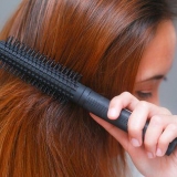 Maak haarstyle met 'n gedraaide knop