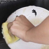 Keramiese pannen skoonmaak