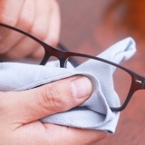 Verwyder skrape van plastieklense