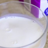 Melk verhitten vir gebruik in recepten