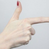 Maak 'n slingervel met jou hand en 'n rek