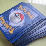 Speel met pokémon-kaarte