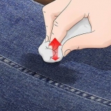 Hoe om olievlekke van jeans te verwyder