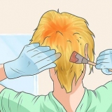 Korrigeer oranje haarwortels wanneer jy jou hare bleik