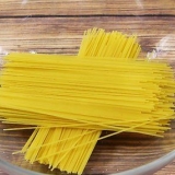 Pasta opwarmen in die mikrogolfoond