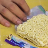 Ramen noedels in die magnetron voorberei