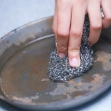 Roest verwyder van 'n gietijzeren koekpan