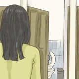 Poep staan ​​op 'n toilet