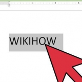 Hoe om omlyn teks in word te skep