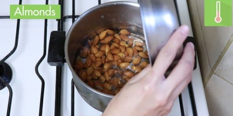 Maak amandelmeel of amandelmeel