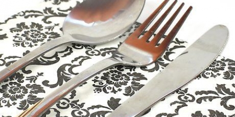 Bestek in papieren servetten wikkelen
