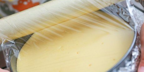 Kaaskoek uit 'n springvormpan haal