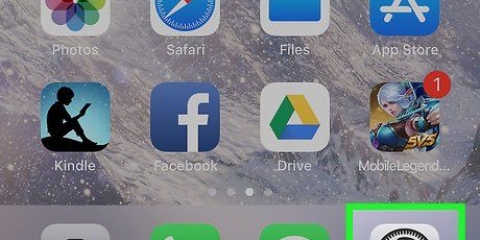 Dra kontakte tussen iphones oor