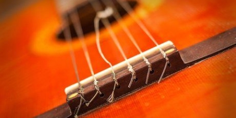 Vervang die snare op 'n klassieke kitaar
