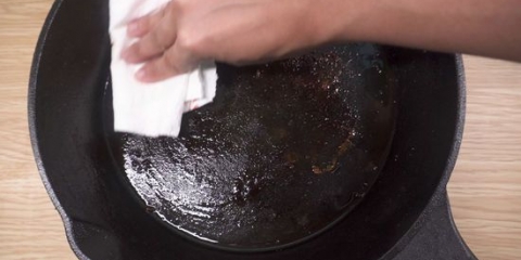 Maak 'n gebrande gietysterpan skoon