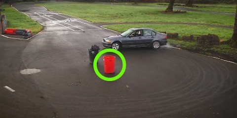 Een auto laat driften