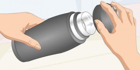 Maak 'n muwwe waterbottel skoon