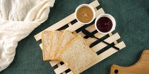 Een boterham met pindakaas en jam maak