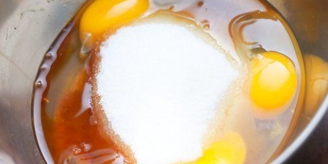 Een koek maak in 'n snelkookpan