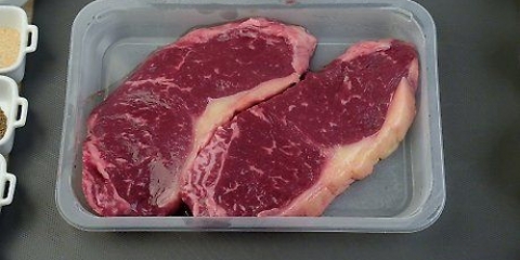 Dien 'n droë marinade op steak toe