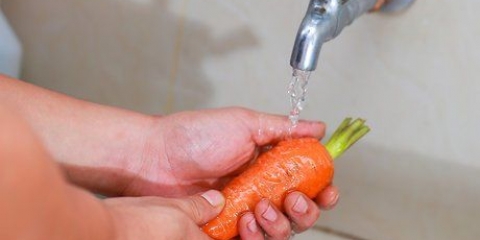 Een gebraad klaar maak in 'n krukpot