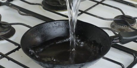 Een gietijzeren pan schoonmaken