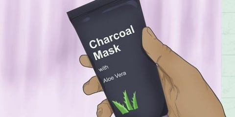 Die toepassing van 'n houtskoolmasker