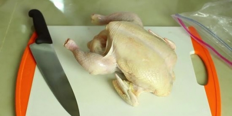 Een kip in vieren snyden