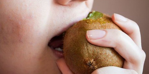Een kiwi eten