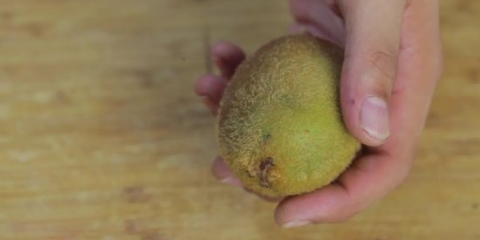 Een kiwi-schillen