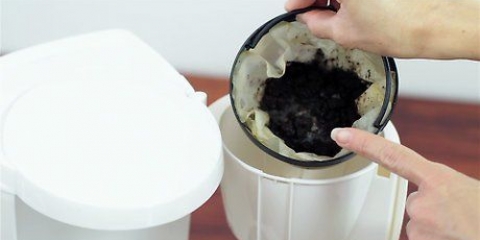 Maak 'n koffiemaker met asyn skoon