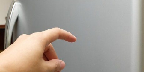 Hoe om 'n kras van 'n vlekvrye staal yskasdeur te verwyder